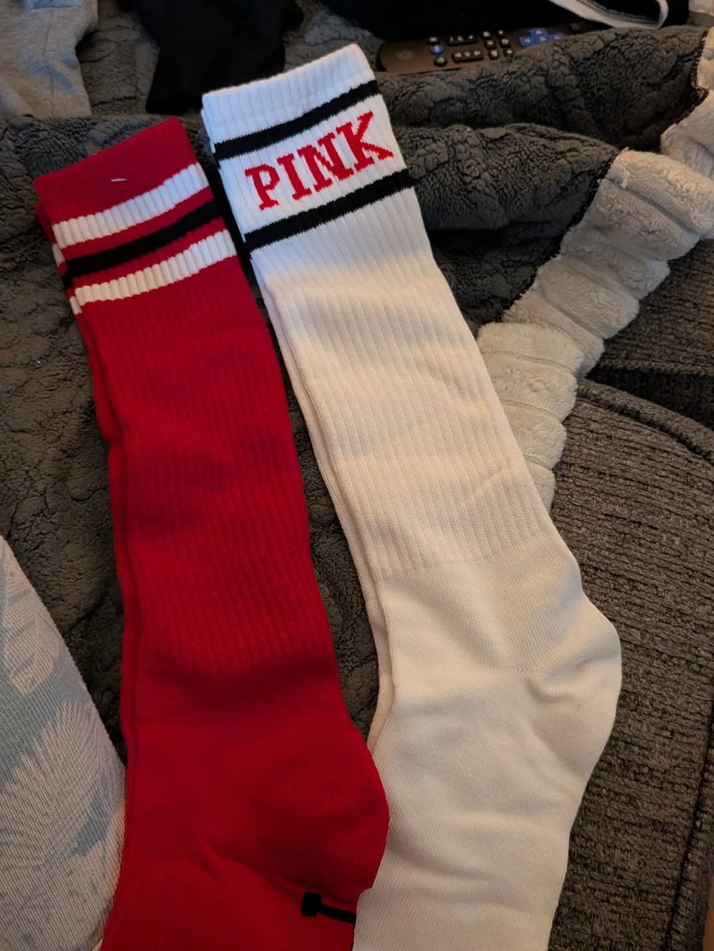 PINK Victoria's Secret Red & White Athletic Crew Socks Set And Makeup Bag New - Picture 2 of 7